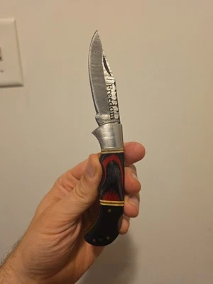 Navaja de bolsillo plegable de acero Damasco hecha a mano - mango de palo de rosa y funda de cuero Foto 1 de 4