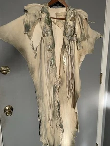 Handgefertigtes weißes Lederumhang der amerikanischen Ureinwohner Designs von Pat RAR - Bild 1 von 18