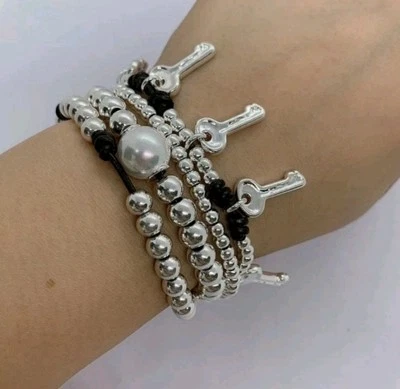 Pulseira UNO de 50 • EN TU CASA O EN LA MIA • Banhada a prata com pérola falsa - Imagem 1 de 4