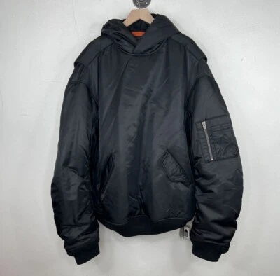 Chaqueta bomber con capucha de nailon de gran tamaño Balenciaga Foto 1 de 4