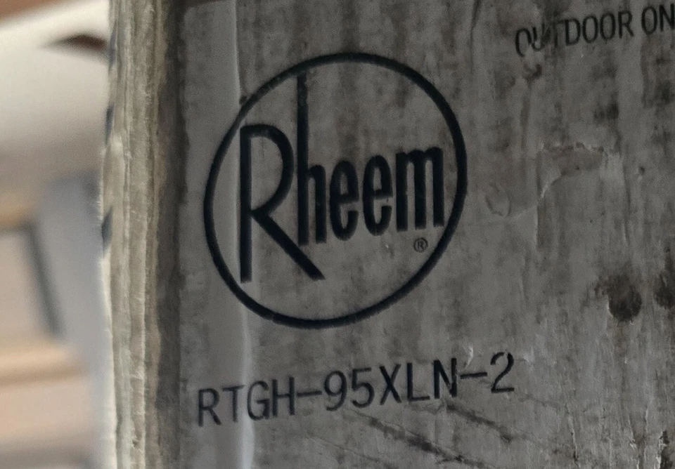 Calentador de agua Rheem de gas natural de súper alta eficiencia sin tanque para exteriores Foto 1 de 1