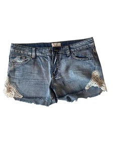 Lost Shorts Damen 30 Denim blau Jeans abgenutzt abgeschnitten Spitze Akzent 2,5" Schrittlänge - Bild 1 von 5