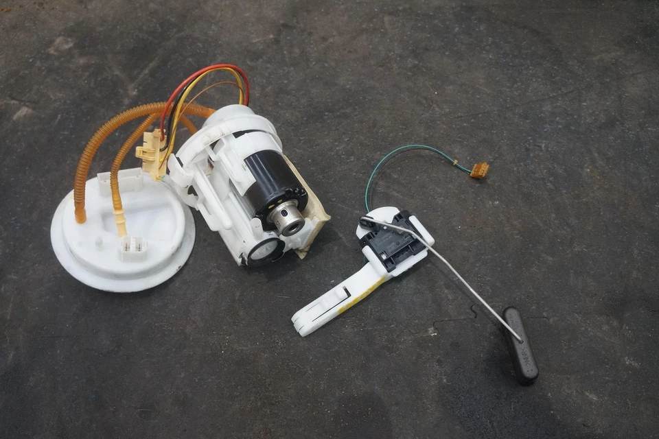 Bomba de tanque de combustible gasolina 8W0919087AA OEM Audi S5 2019 Foto 1 de 4