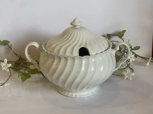 Johnson Bros Blanco "Regency Ironstone Remolinado Tureen y Tapa Inglaterra | Dos Piezas - Imagen 1 de 10