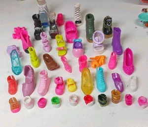 Konvolut 43 Barbie und andere Puppen unvergleichliche Schuhe einzelne Absätze Stiefel Sandalen - Bild 1 von 14