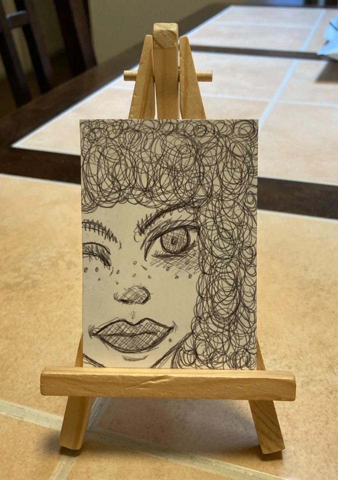 Tarjeta de arte original ACEO - chica pelo rizado - retrato de tinta de 2,5 pulgadas x 3,5 pulgadas Foto 1 de 1