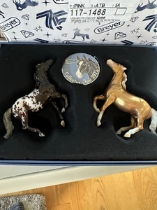 BREYER Deluxe Collector Club 2025 Stablemate Darius & Random Mustang GOLD CHARM - Bild 1 von 5