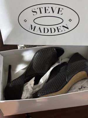 Ботинки на шпильке Steve Madden Zeena черная кожа лазерная резка с открытым носком на лодыжке 8 - Изображение 1 из 4