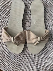 Havaianas Damen-Flip-Flops Schleife Zehenstegsandalen beige Stoffdetails Größe 9/10 - Bild 1 von 4