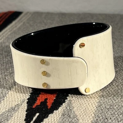 Pulsera PONO Joan Goodman Lucite Oro Tachonado Puño Envolvente Italia Crema y Negro Foto 1 de 4