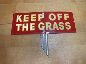 KEEP OFF THE GRASS Vecchia Insegna Pubblicitaria Riflettente Smaltz Sabbia 420 Base Cuneo - Foto 1 di 12