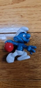 Vintage Schlümpfe Bowler Schlumpf mit roter Bowlingkugel Original Figur 1979 (JF41 - Bild 1 von 2
