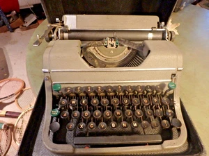 3Y-vintage   UNDERWOOD  typewriter working- only maker mark is on handle - Picture 1 of 4