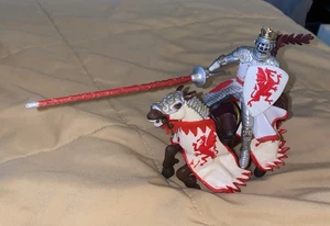 Lote de figuras de caballero y caballo dragón rojo Papo fantasía medieval 2004 - Imagen 1 de 6