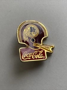 Spilla cappello bavero casco Washington Redskins vintage 1985 Coca Cola NFL calcio - Foto 1 di 4