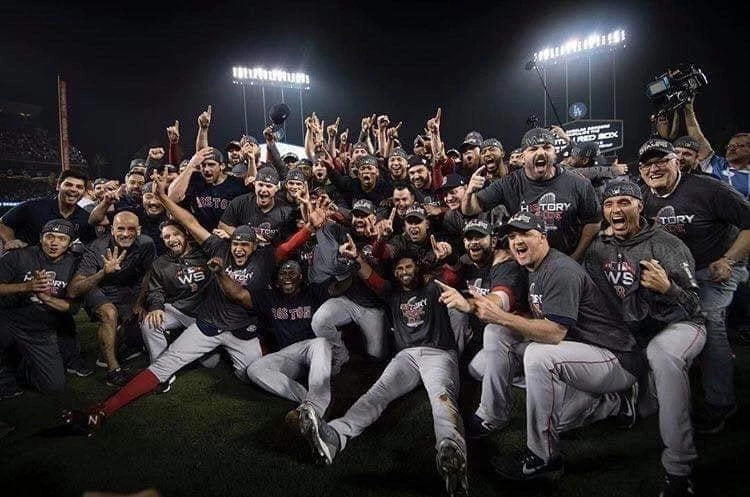 Foto 8x10 de los Medias Rojas de Boston 2018 campeones de la Serie Mundial en el campo  Foto 1 de 1