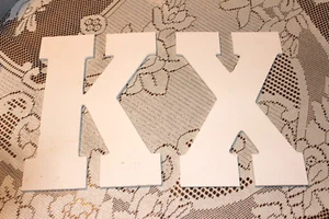 2 GROSSE WEISSE HOLZBUCHSTABEN ""X"" & ""K"" KUNSTHANDWERK ZUM DEKORIEREN VON GEMÄLDEN ODER PLAI - Bild 1 von 2
