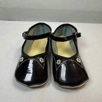 Zapatos de bebé vintage de 4,5 pulgadas de largo. Negro, correa, flores Foto 1 de 4
