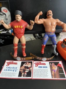 WWF LJN TAG TEAM IRON SHEIK NIKOLAI VOLKOFF KOMPLETT MIT GÜRTELN UND MÜTZE MIT BIO - Bild 1 von 16