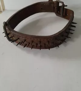 Antiguo collar guardián de cuero para perros con púas de hierro - Imagen 1 de 8