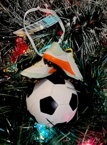Pallone e tacchetti calcio Hallmark 2025 squadra sport ⚽️ decorazione natalizia, nuovo con etichetta - Foto 1 di 1