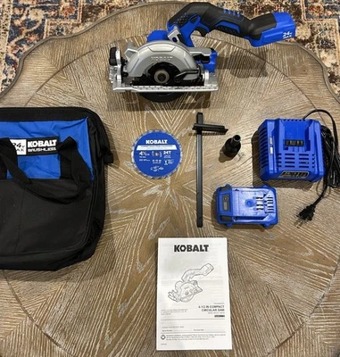 Sierra circular compacta sin escobillas Kobalt 24Volt MAX 4 1/2", batería y cargador con bolsa Foto 1 de 4