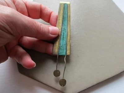 ANTIQUE VINTAGE OLD ART DECO MODERNIST GOLD TONE BRASS GREEN ABSTRACT PENDANT UK - Image 1 of 4