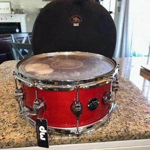 DW Performance Series 14”X6.5” Snare Drum Candy Apple Red mit Tasche Case Ex-Zustand - Bild 1 von 8