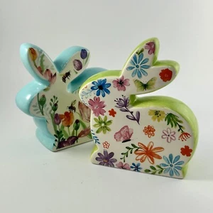 NEU Keramik Hasen 2er Set Hasen Ostern Blumen Frühling Biene Schmetterling LESEN - Bild 1 von 14