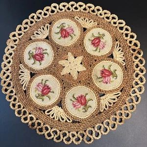 Vintage 70s Woven Raffia Straw Needlepoint Centerpiece Mat Floral Roses 18" BOHO - Foto 1 di 7