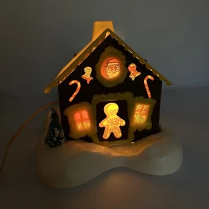 Casa de pan de jengibre de pueblo navideño iluminada de plástico vintage Regency FUNCIONA - Imagen 1 de 10