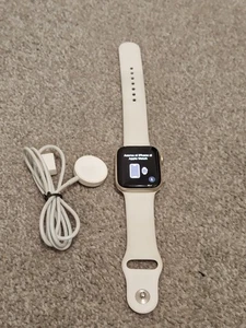 Apple Watch SE 1. Gen 44mm Aluminium Weiß Apple Armband GPS - Bild 1 von 8