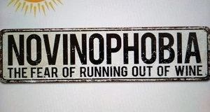 RETRO 'NOVINOFOBIA - PAURA DI NON VINO' NOVITÀ INSEGNA LATTA 40x10cm Nuovo Articolo Regalo - Foto 1 di 3