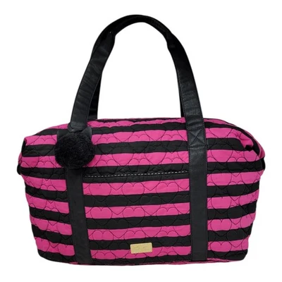 Bolsa Betsey Johnson Weekender coração acolchoado listra gato pom charme tote rosa preta - Imagem 1 de 4