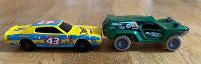 Лот 2 Hot Wheels Petty 43 CHEERIOS 1974 Dodge Charger и 2013 Dune дробилка зеленый - Изображение 1 из 4