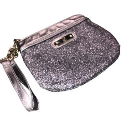 Bolso sin asas NY & C New York & Company pequeño plateado brillo iridiscente Foto 1 de 4