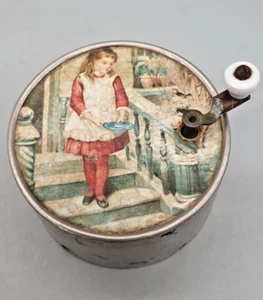 Sehr alte Jugendstil Spieldose mit Porzellanknauf - Bild 1 von 6