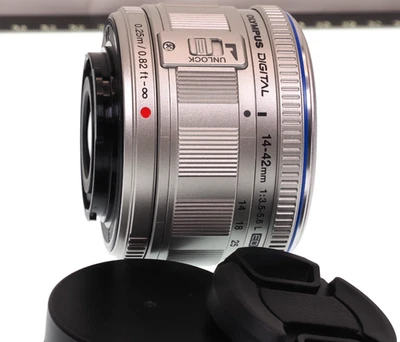 Olympus M.Zuiko Digital 14-42mm f/3.5-5.6 ED  SUPER CLEAN MFT M4/3 SILVER - Image 1 of 4