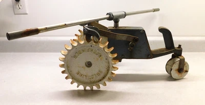 De colección Crestline Pathfinder Caminar Tractor Aspersor de Césped Hierro Fundido Foto 1 de 4