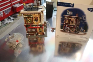 Department 56 Snow Village Buds T.V. y Hi-Fi - 56.55612 retirado como nuevo - Imagen 1 de 10