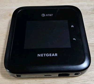 Punto de acceso móvil Netgear Nighthawk MR6500 M6 Pro 5G con cable AT&T negro Foto 1 de 4