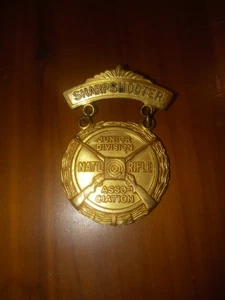NRA Scharfschütze Medaille Pin National Rifle Association Junior Division Schusswaffen - Bild 1 von 2