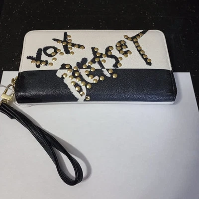 Linda billetera Betsey Johnson negra y crema con tachuelas cremallera alrededor - 8" x 4,5" Foto 1 de 4