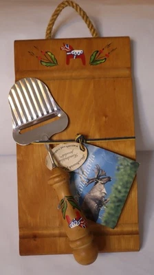 Tabla de cortar queso escandinavo arte popular hecha a mano tabla de madera y rebanadora de colección Foto 1 de 4