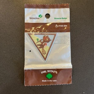Girl Scouts HIKER #61212 Parche de Hierro Insignia Triángulo Brownies Senderismo Castor Nuevo en Paquete - Imagen 1 de 2
