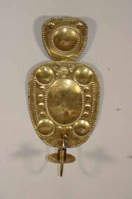 UM BELO ARANDELA DE VELA DE LATÃO DECORADA EM RELEVO E PERFURADA DO INÍCIO DO SÉCULO XVIII - Imagem 1 de 4