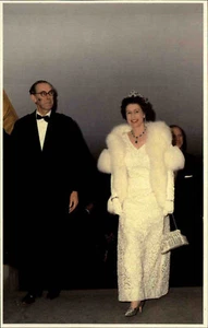 Tarjeta postal nobleza monarquía real reina Isabel II llegada al banquete - Imagen 1 de 2