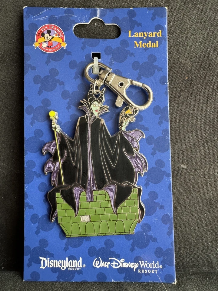 Llavero medalla cordón torreta maléfica en castillo de Disney Foto 1 de 3
