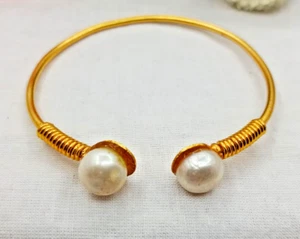 Bracciale perle bianche placcato oro forma rotonda fatto a mano gioielli regalo per lei - Foto 1 di 4
