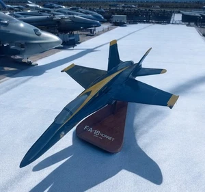 Modellino aereo in legno Blue Angels FA18 Hornet McDonnell Douglas scala 1:48 con supporto - Foto 1 di 17